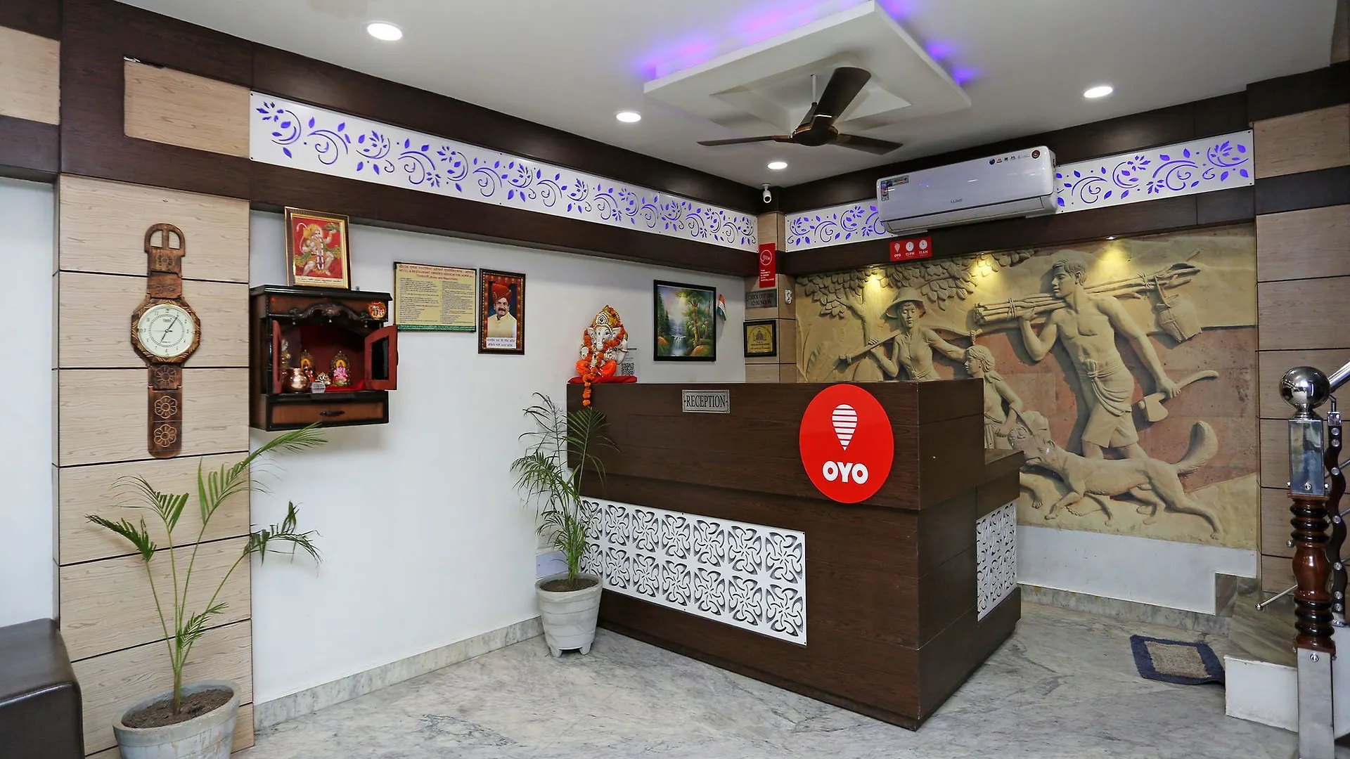 Oyo 14220 Hotel B R International Agra